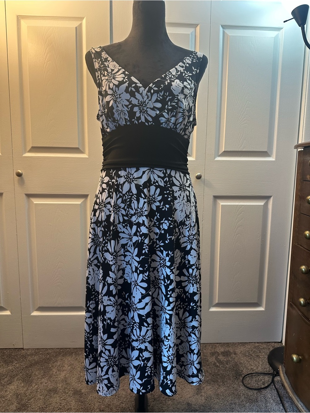 White House Black Market Black ~ White Floral V-Neck A-Line Dress